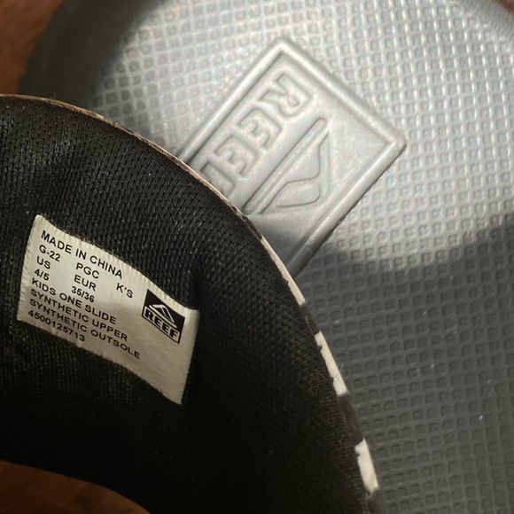 REEF Kids-Slide On. US 4/5. Tropical Fern design. Either gender. Excellent cond. - Picture 3 of 4